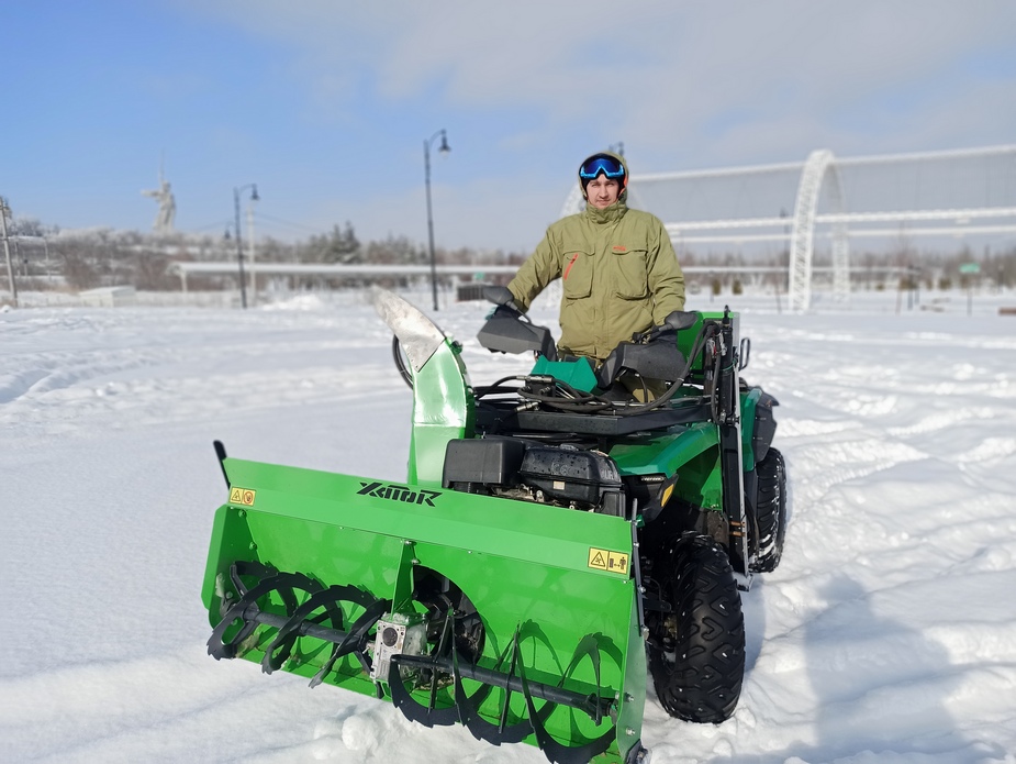 Универсальный снегоочиститель предназначен для установки на ATV(UTV), массой не менее 400 кг и наличием передней лебедки.